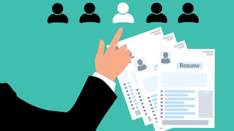 Illustration montrant un recruteur qui évalue des CV pour sélectionner un candidat avant l’embauche