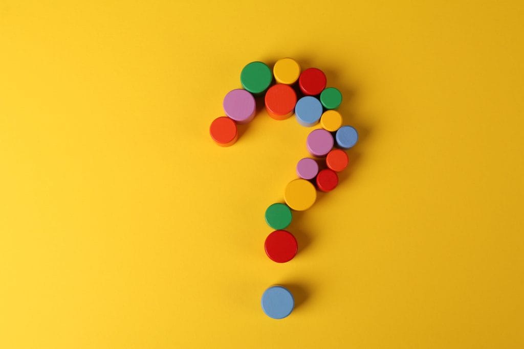 Point d'interrogation sur fond jaune illustrant la technique de vente par questionnement