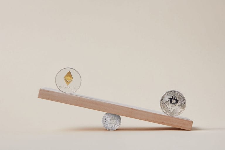 Balance moderne en bois et métal comparant des pièces de monnaie et un élément de valeur, symbolisant l'équilibre financier et l'augmentation des marges grâce aux leviers marketing.